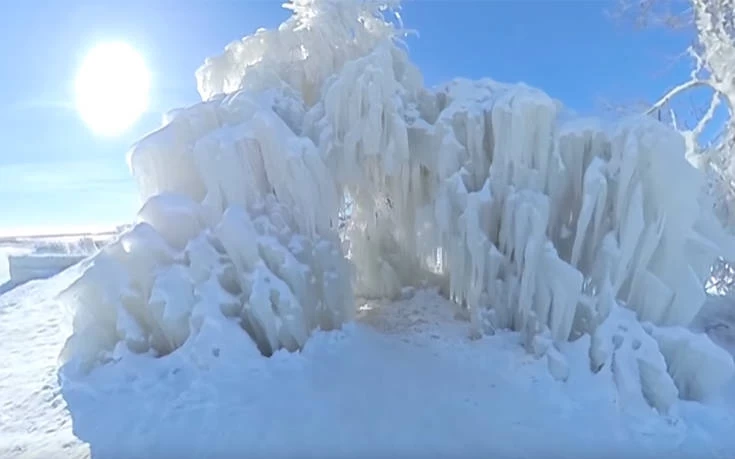 Το μεγαλείο της φύσης: Παγωμένο δέντρο προσφέρει αξέχαστες εικόνες (βίντεο)
